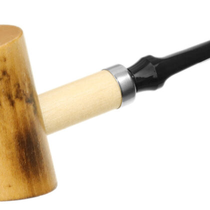 Pipa Poker de madera endurecida con base plana, filtro de 6mm y banda metálica decorativa